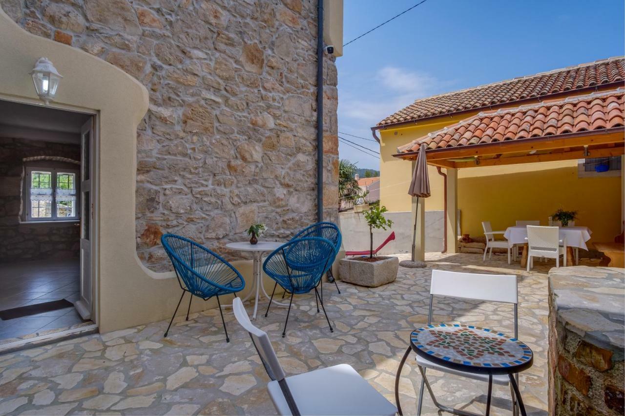 Mediterranes Ferienhaus M. Terrasse Veli Losinj Ngoại thất bức ảnh
